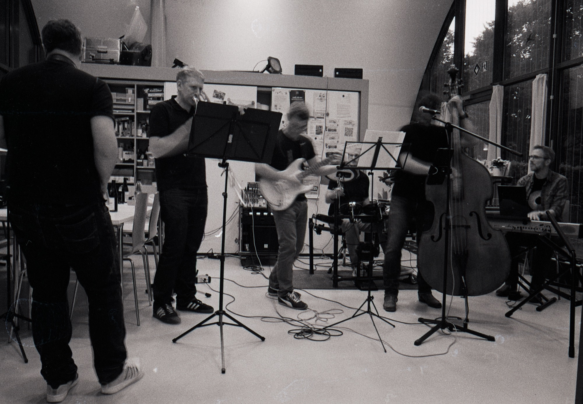 Die ganze Band beim gemeinsamen Spielen