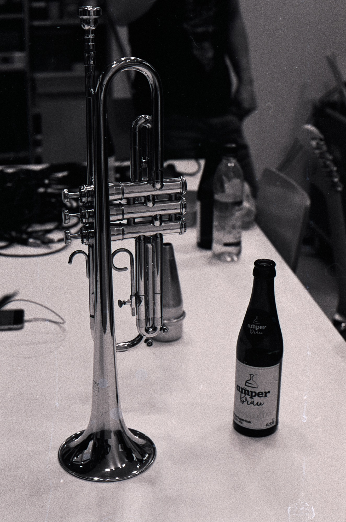 Trompete und Flasche