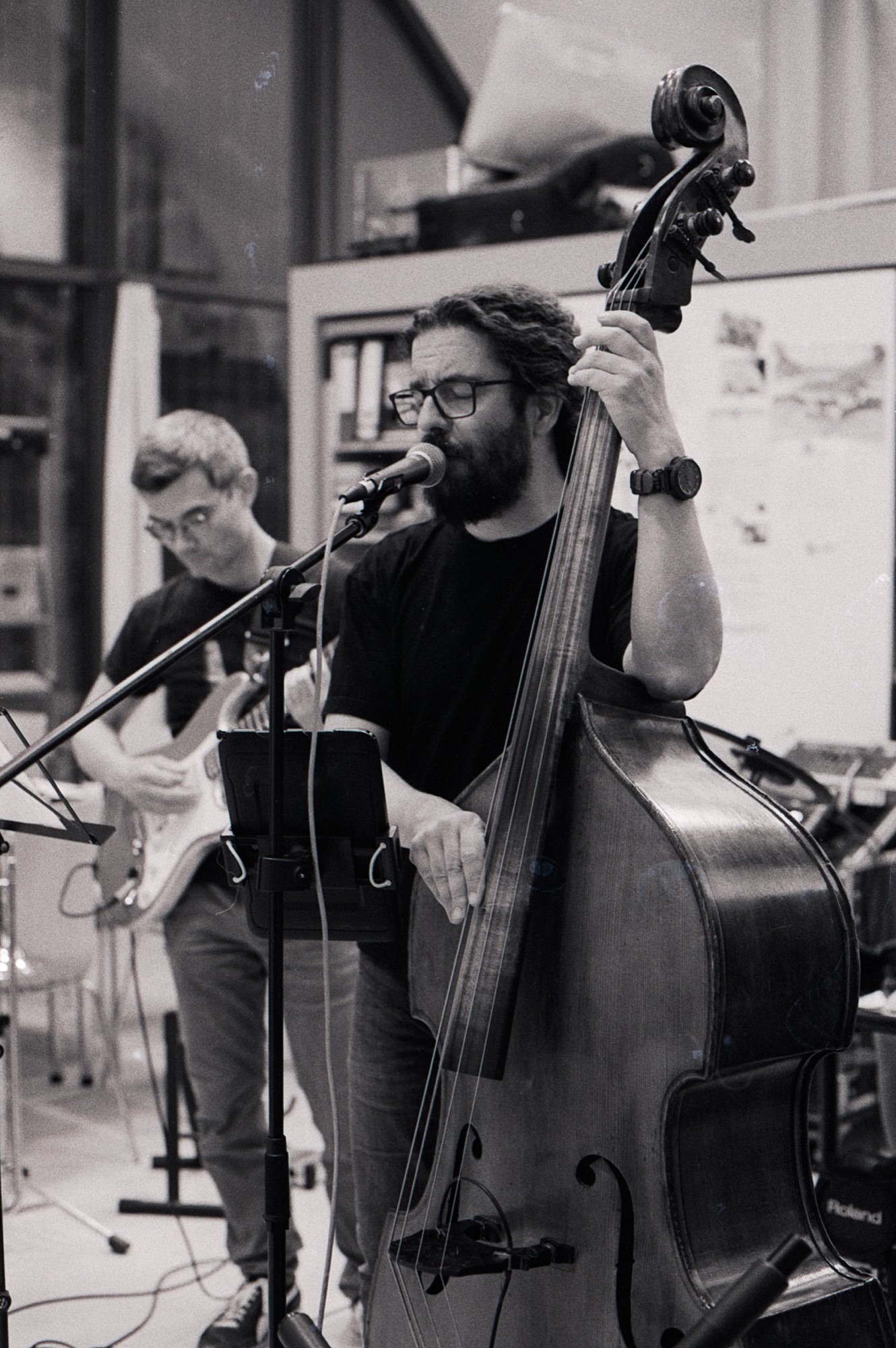 Kontrabassist singt am Mikrofon