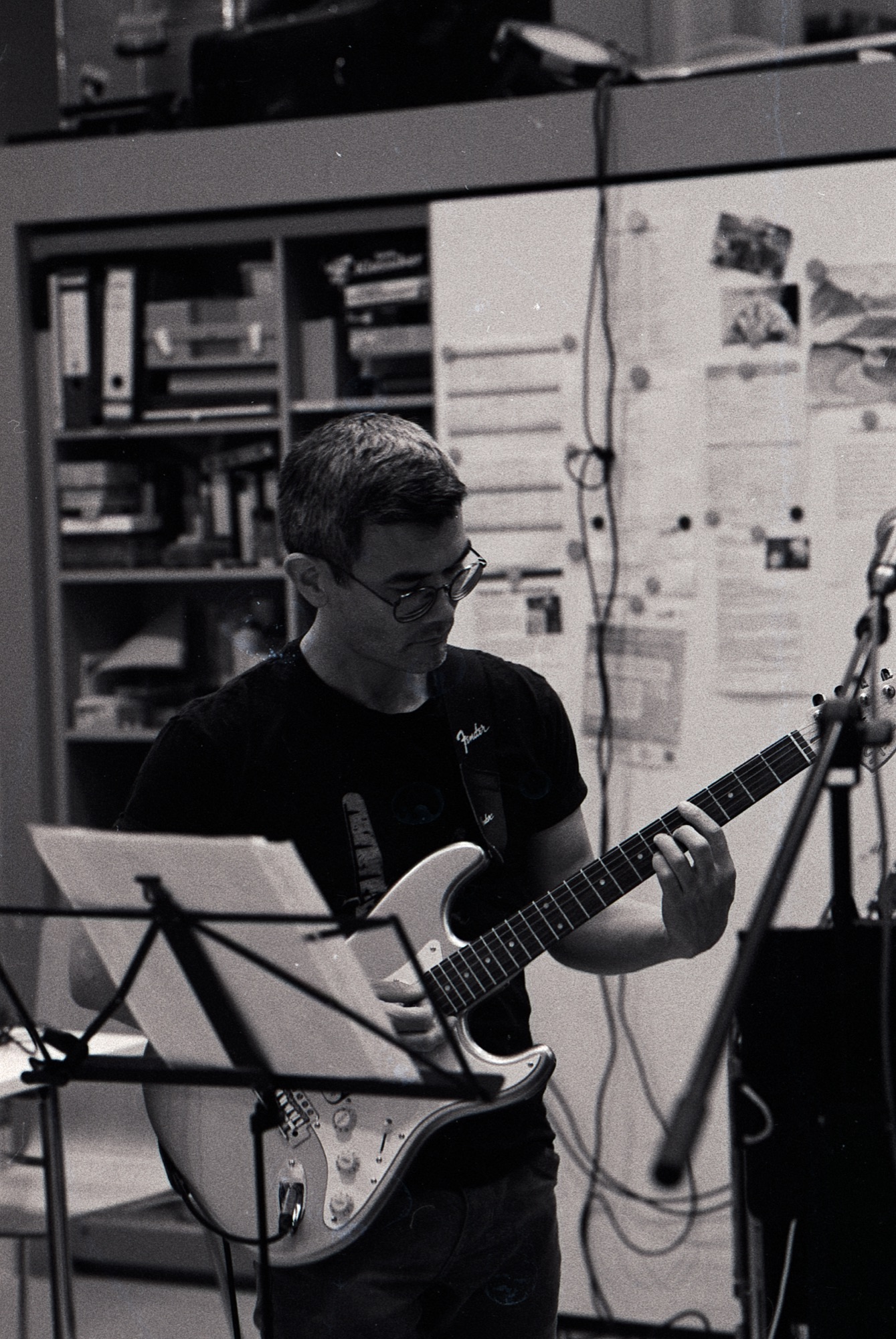 Gitarrist konzentriert beim Spielen